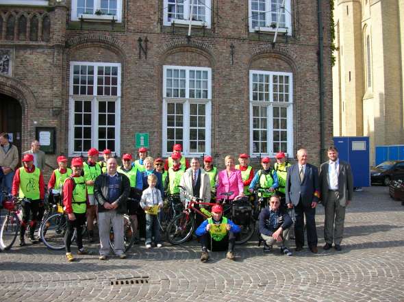 Vor der Abfahrt in Nieuwpoort am Rathaus